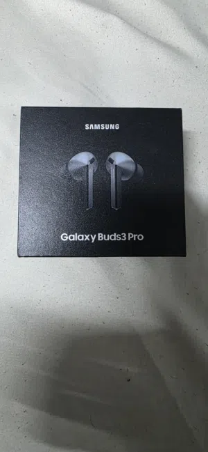سماعة Samsung Galaxy Buds 3 Pro أصلية بحالة ممتازة جداً، صوت نقي وقوي مع عزل ضوضاء (ANC)،