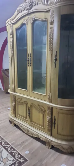 بوفية اواني حجم كبير بحالة جيدة جدا