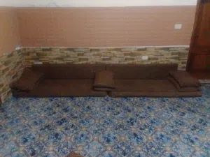 قابل للتفاوض– فرشات بحالة جيدة فرشتين + مسندين+ 6 مخدات الفراش مستعمل استعمال خفيف، ووجه الفرش جديد