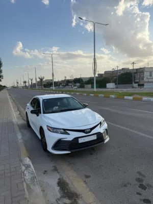 تيوتا كامري 23 هايبرد ماشيه 56ميل وارد امريكي حادثها خلفي جاملغ الخلفي وقبق جنطه مبدل بدون ايربالك