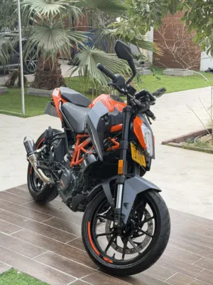 للبيع دراجة ktm duke 390 بحالة الوكالة