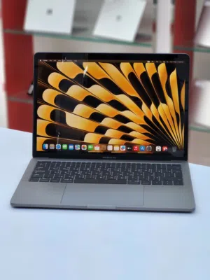 Macbook pro 2017 with Retina Display Original charger bag and delivery All over oman location Ghubra