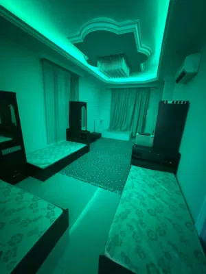 متاح سكن شيرنج مميز  نظيف ومرتب في موقع حيوي  المويهات 1 والروضه شارع الشيخ عمار خلف الشروق مول   مت