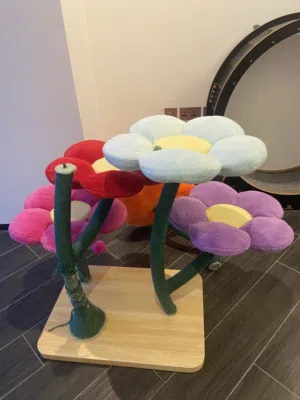 شجرة خدش ولعب للقطط بتصميم زهور