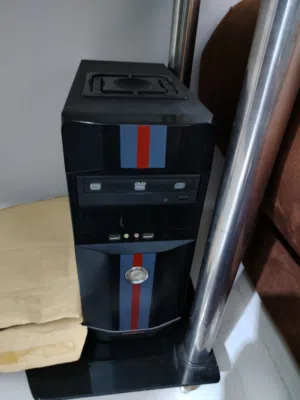 كومبيوتر مع طاولة