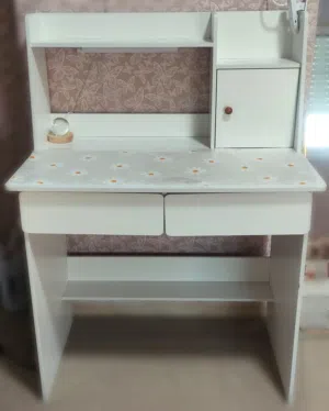 مكتب أطفال أنيق بلون أبيض، بحالة جيدة مناسب للدراسة أو تنظيم أدوات المدرسة.