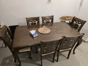 طاولة طعام عائلية مع 6 كراسي