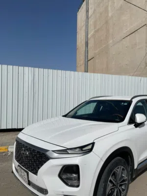 سلام عليكم  هونداي سنتافي للبيع 2019 فول مواصفات ما عدا الفتحة أربعة سلندر
