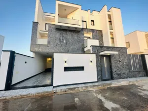 فيلا تشطيب دورين خليجي وشقة للبيع في عين زارة طريق المشتل