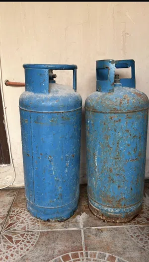 اسطوانتين غاز وسط