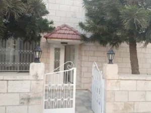 شقه طابق ارضي على الشارع مباشره مدخل مستقل لايجار في الشميساني
