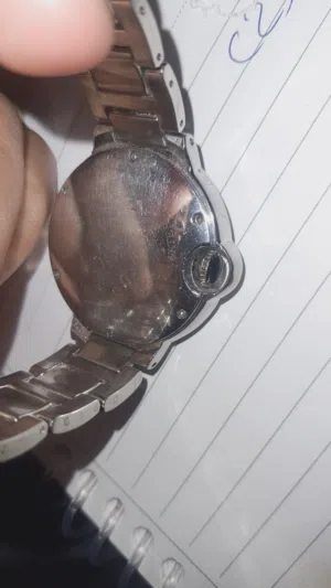 ساعه كارتير محتاجه بطاريه عقارب ب 1 وحاله ممتازه استعمال حريمي