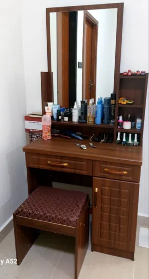 طاولة ومرآة للتجميل، نظيف وشبه جديد. استخدام 5 شهور