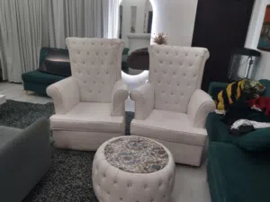 كراسي 2 مع طاولة شبه جديد ليذر ايطالي و اصلي Italian leather white pair of chairs with a side table