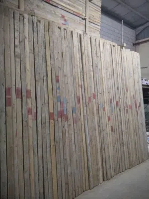 جکات و الخشب للإيجار والبيع construction wood and jacks ar available for rent and sale