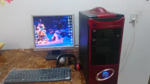 كمبيوتر مكتبي مع شاشة وكي بورد وماوس