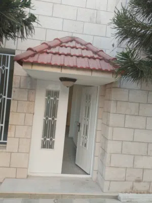 شقه طابق ارضي على الشارع مباشره مدخل مستقل لايجار في الشميساني