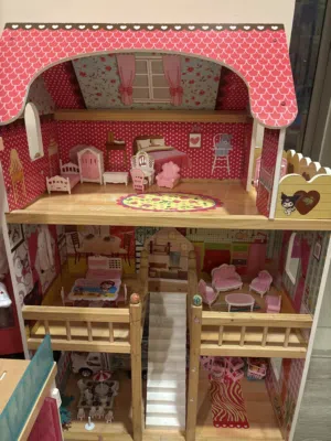 بيت دمى خشبي