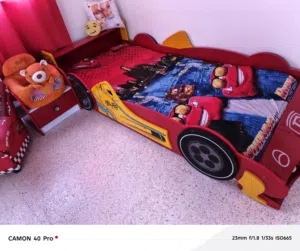 للبيع غرفة اطفال بحالة ممتازة على شكل سيارة مع كامل اغراضها