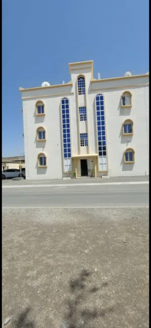 شقه للإيجار في الدور الأول. أمام جسر صحار بجانب مركز عمان للهدايا.