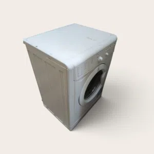 هذه غسالة ملابس ملونة باللون الأبيض من إنتاج شركة إندست (Indesit) الإيطالية، وتأتي بتصميم تعبئة أمام