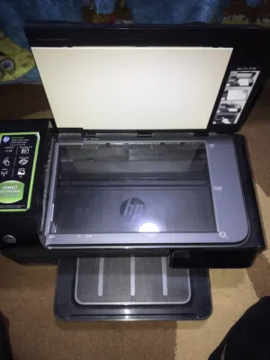 طابعه hp officejet A 7500 للبيع مستعمله اشي بسيط ينقصها الاسلاك والكوابل