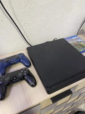 بلايستيشن 4 slim نظيف ومعها ماين كرافت و لعبتين أخرى