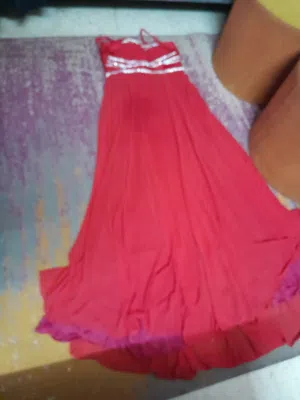 فستان سهرة لون احمر مرصع عند الصدر لم يلبس ابدا بس قديم سيتم غسلو بالدراي كلين عند الاستلام