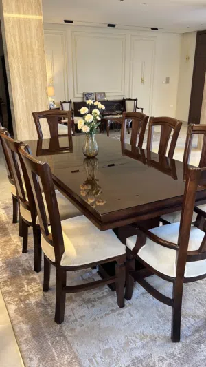 طاوله سفره خشب زان فخمة وبحالة ممتازه جدا