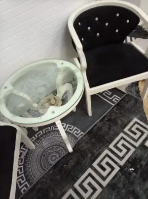 2 كراسي مع طاولة للبيع