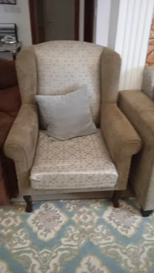 أثاث غرفة جلوس نظيف وبحالة ممتازة.. بيع سريع