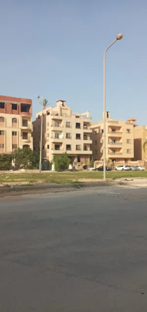 شقة أرضي بحديقة بحي المخابرات علي الشارع الرئيسي بحدائق أكتوبر سكن او حضانة او مكتب