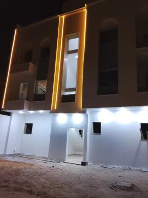شقة نص تشطيب في عين زارة الحدادعة في مقسم كله فيلات
