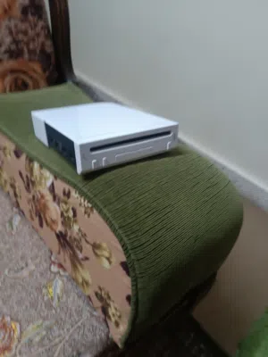 نينتندو وي شغال و معاه كل قطعه إلى اليد