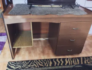 غرفه نوم سرير مزدوج من الخشب بحاله ممتازه وفرشه ريم برضه بحاله ممتازه زائد طاوله مكتب مع ثلاثه دروج