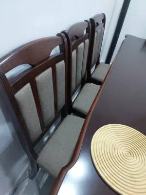 طاولة سفره 8 كراسي تنجيد كامل شبه جديد استعمال خفيف .خشب ماليزي.الغرض من البيع حجمها كبير على الصاله