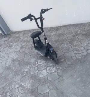 سكوتر  كهربائي للبيع سريع جدا وحلو و لايوجد عيوب وملمع وحلو ومعدل ومنزلنه تنزيل ومخفي