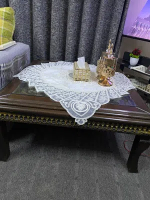 طاولة مع طاولتين صغار