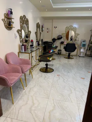 للبيع صالون تجميل نسائي جاهز بالكامل أبوظبي شارع المطار