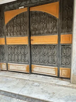 عمارة استثمارية & سكنية للبيع متفرعة من بداية شارع 20