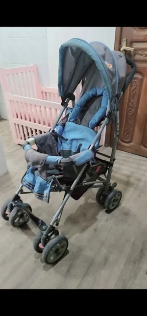 عربه اطفال ماركه كيكو تم شراءها من السعوديه قويه مرره ونظيفه وتحمل طفل الى عمر خمس سنوات البيع لعدم