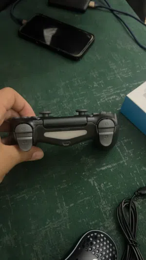 يد ps4 مش اصلية للبيع نظيفة نظافة ربي يبارك جديدة