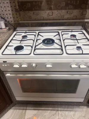 غاز خمس عيون مع فرن للبيع