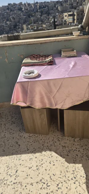 طاوله سفره مع اربع كراسي بحاله ممتازه للبيع والسعر قابل للتفاوض