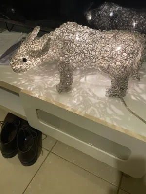 مصباح جميل فضي اللون