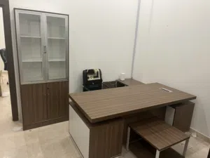 أثاث مكتبي مستعمل شبه الجديد