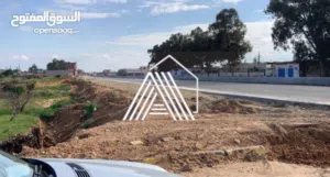 قطعة ارض ( حوزة ) للبيع علي الطريق مباشرةً نهاية طريق عين زارة قبل سيمافروا وادي الربيع
