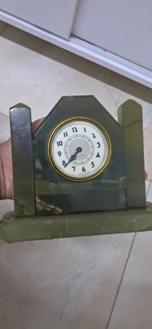 ساعة انيقة وفاخرة