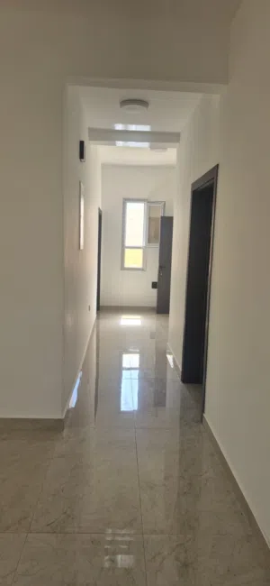 شقة للايجار في المعبيلة الجنوبية قرب الشارع السريع