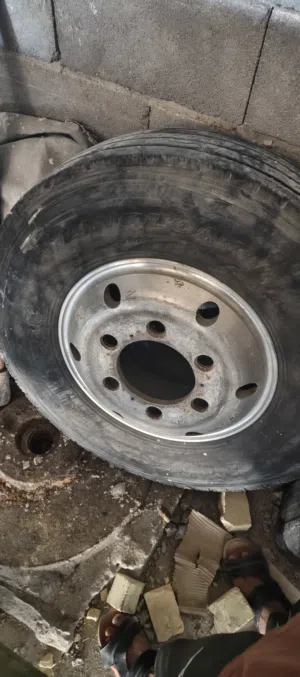 إطارات مع رنكات عدد 5 بسعر مناسب 350 وبيه مجال